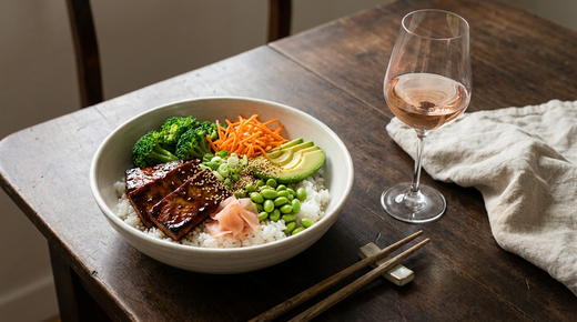 Bol de riz japonais au tofu laqué teriyaki, brocoli, carotte, avocat, edamame, verre de rosé