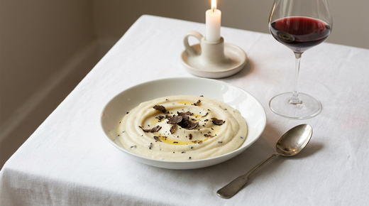 Purée de céleri truffée, copeaux de truffe, nappe blanche, verre de vin rouge