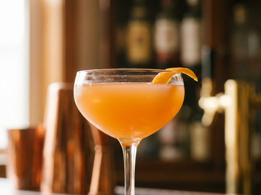 Cocktail Paradise en coupe : robe abricot-orangé au gin, zeste d'orange