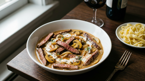 Bœuf Stroganoff en assiette creuse, lanières de bœuf rosées, champignons dorés et sauce crémée marbrée de crème