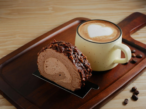 Bûche roulée au café et au chocolat servie avec un cappuccino