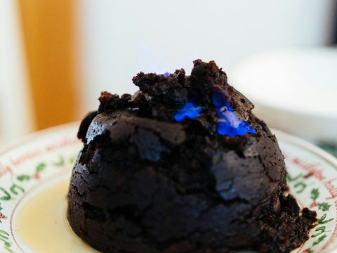 Christmas pudding flambé dans une assiette de Noël