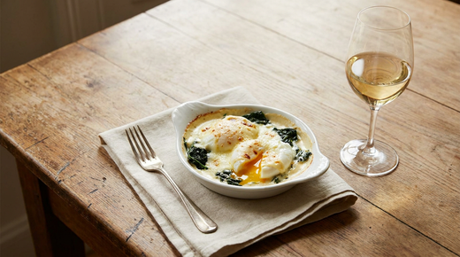 Œufs florentine gratinés sur épinards, sauce Mornay, jaune coulant, verre de vin blanc