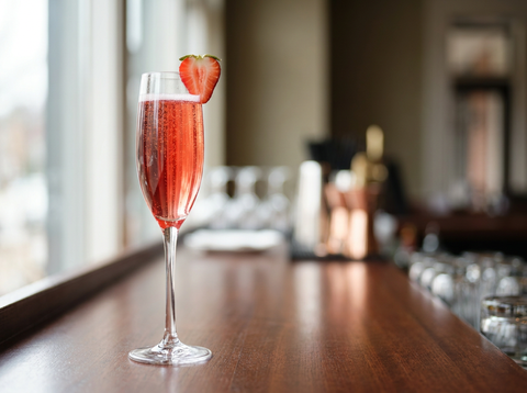 Rossini : flûte de prosecco à la purée de fraises fraîches, rose et perlant