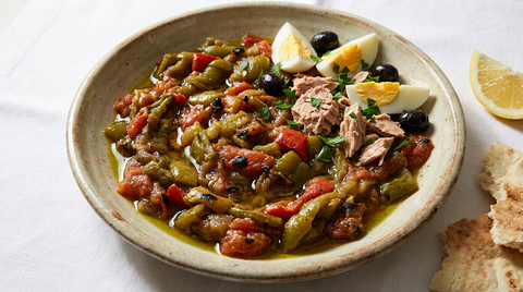 Salade mechouia tunisienne, poivrons et tomates grillés hachés au couteau avec des éclats de peau brûlée, thon, œuf et olives