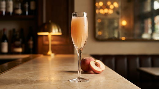 Virgin Bellini en flûte, purée de pêche blanche et bulles, sur un comptoir de marbre beige