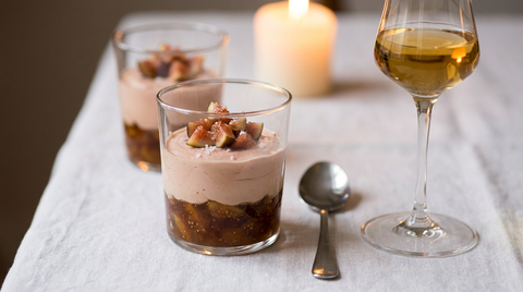 Verrine de foie gras au chutney de figues, nappe blanche, bougie, verre de Monbazillac
