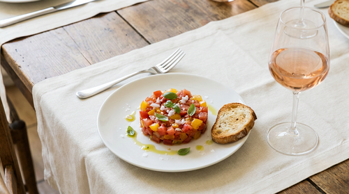 Tartare de tomates : mondées, épépinées, égouttées trente minutes au sel, et assaisonnées à la dernière seconde pour que ce soit un tartare et non une soupe