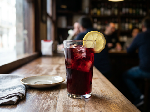 Kalimotxo : grand verre de vin rouge et cola sur glaçons avec une rondelle de citron