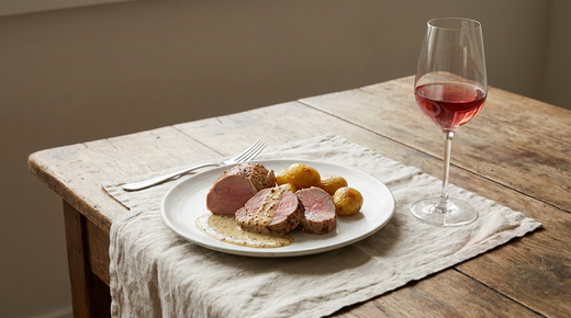 Filet mignon de porc rosé tranché, sauce crème à la moutarde, pommes de terre, verre de vin rouge