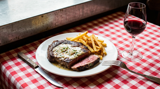 Entrecôte Bercy saignante nappée de beurre aux échalotes, frites, nappe de bistrot, verre de vin rouge