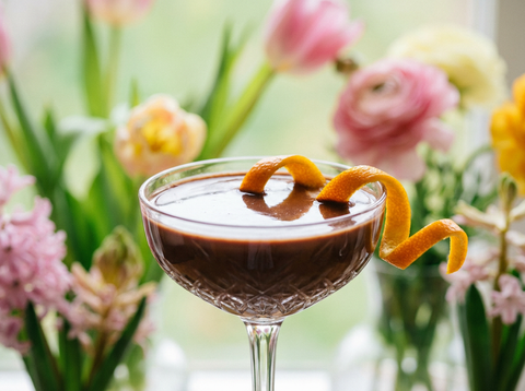 Cocktail de Pâques chocolat-orange crémeux dans une coupe, ambiance printanière
