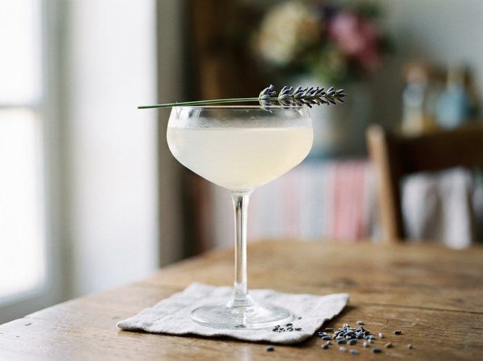 French Gimlet à la lavande en coupe : cocktail jaune pâle au gin, brin de lavande