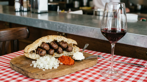 Ćevapi des Balkans : viande hachée deux fois, bicarbonate et eau gazeuse pour une texture qui rebondit, une nuit au froid, et un gril très chaud