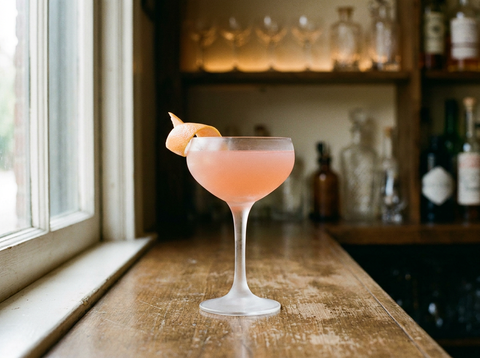 Blinker : coupe glacée d'un cocktail rose pâle au rye et au pamplemousse, zeste de pamplemousse