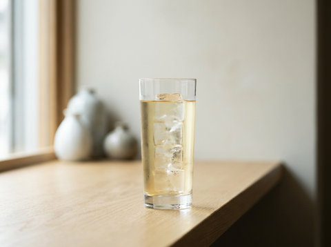 Mizuwari, whisky japonais allongé d'eau sur de gros glaçons dans un verre droit
