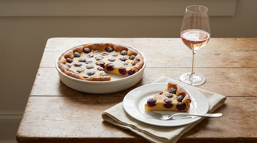 Clafoutis aux cerises noires doré, part servie, verre de crémant rosé