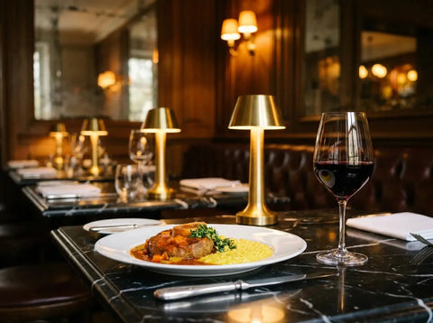 Osso buco de veau à la tomate avec sa gremolata et un risotto au safran, servi avec un verre de vin rouge grenat, dans un bistrot chic