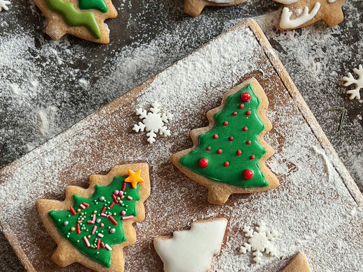 Sablés de Noël en forme de sapin décorés de glaçage royal vert