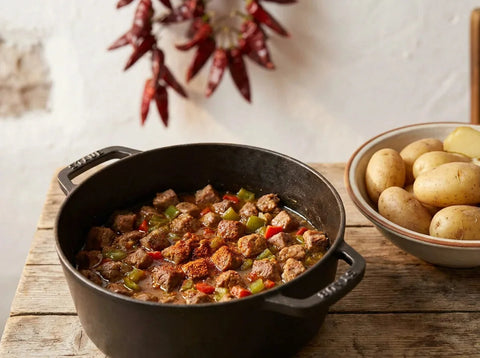 Axoa de veau d'Espelette en cocotte : dés de veau taillés au couteau, piments verts doux et poivrons rouges, relevés au piment d'Espelette