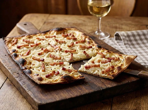 Flammekueche alsacienne fine et croustillante aux lardons et oignons