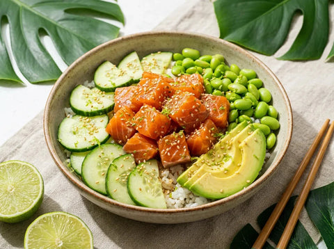 Poke bowl au saumon dans un bol : riz vinaigré, cubes de saumon mariné, avocat, concombre, edamame et graines de sésame