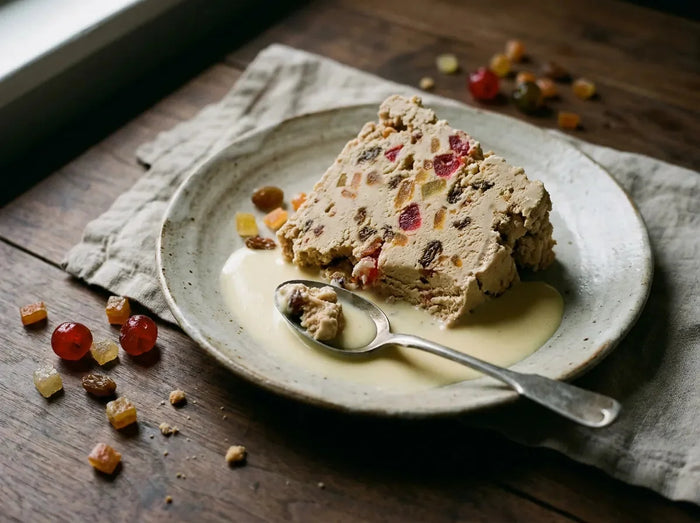 Tranche de pouding Nesselrode : crème glacée aux marrons parsemée de fruits confits et de raisins, démoulée sur un plat