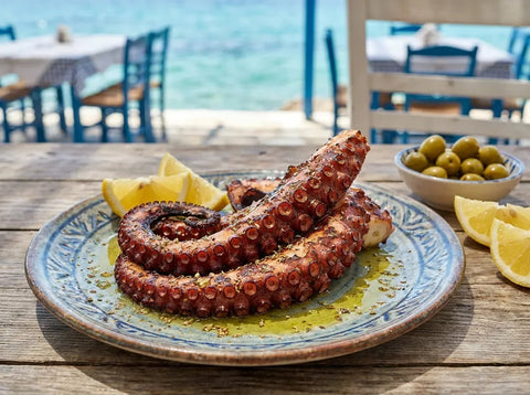 Poulpe grillé à la grecque, tentacules dorés au grill, huile d’olive, citron et origan