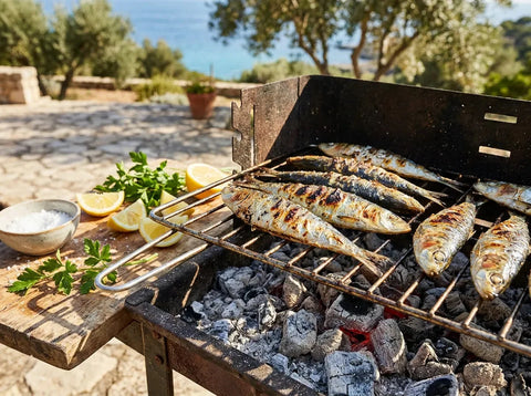 Sardines fraîches grillées au barbecue, peau dorée et croustillante, servies avec des quartiers de citron et du persil