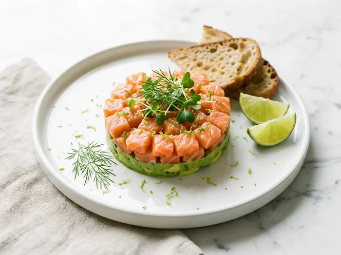 Tartare de saumon à l’avocat dressé au cercle sur assiette : dés de saumon extra-frais sur une base d’avocat, aneth et citron vert