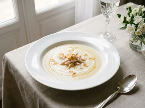 Assiette de velouté Dame-Blanche crème de volaille aux amandes, garni de julienne de blanc de poulet et d’amandes effilées torréfiées