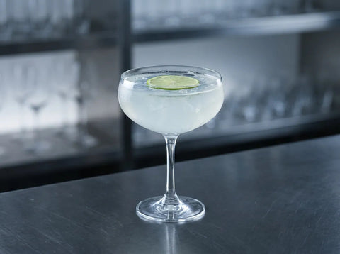 Cocktail Kamikaze servi en coupe avec une rondelle de citron vert
