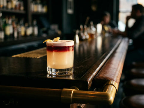 New York Sour dans un verre old fashioned avec son flotteur de vin rouge
