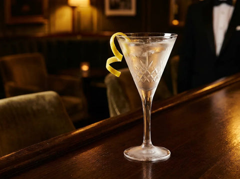 Vesper Martini servi glacé dans un verre à martini avec un zeste de citron