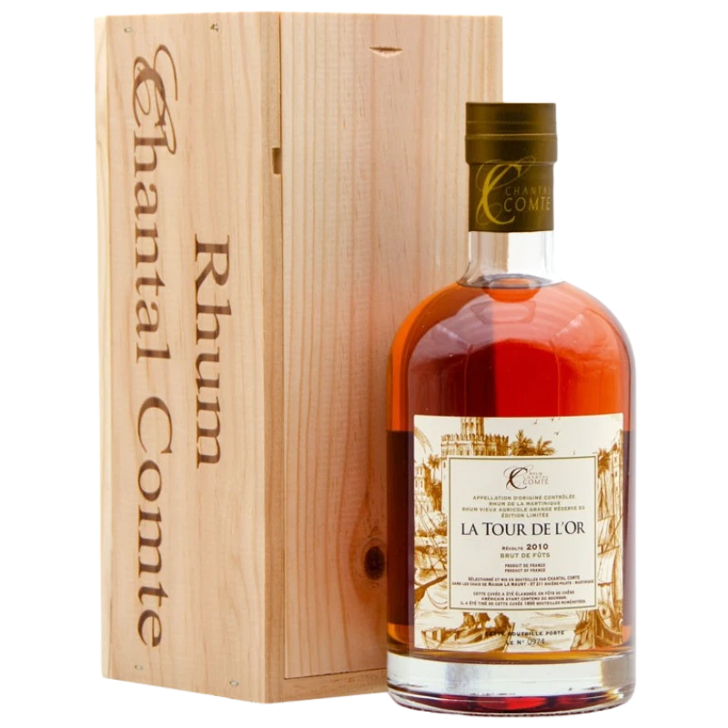 Bouteille de Rhum Vieux agricole de la Martinique avec son coffret bois sélectionné par Chantal compte cuvée tour de l'or 2010 70cl