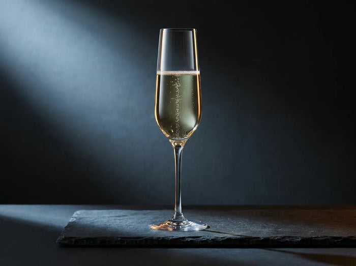 Flûte de champagne extra-brut épurée sur ardoise