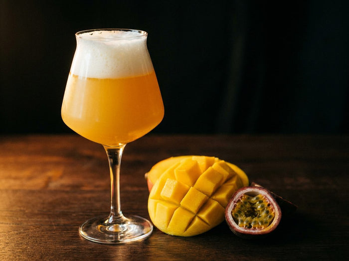Verre de New England IPA trouble, mangue et fruit de la passion
