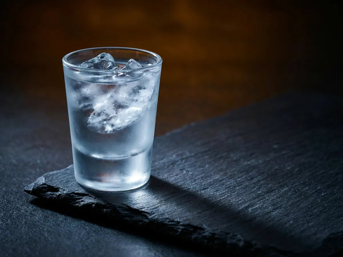 Verre de vodka glacée aux éclats de glace