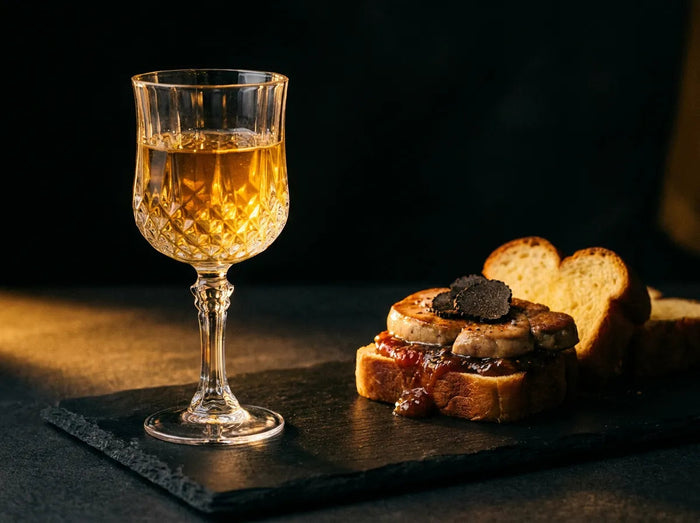 Vin moelleux doré en verre de cristal et toasts de foie gras
