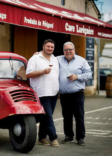 Michel Baraton et son fils Grégoire devant la Cave Larégnère pour l'article de Le Point en 2025