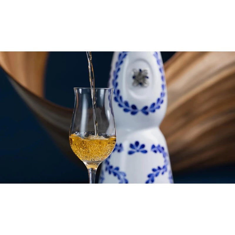 Tequila Clase Azul Reposado servie en verre