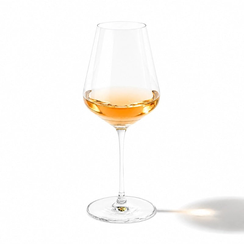 Thé Jasbire dans un verre à vin